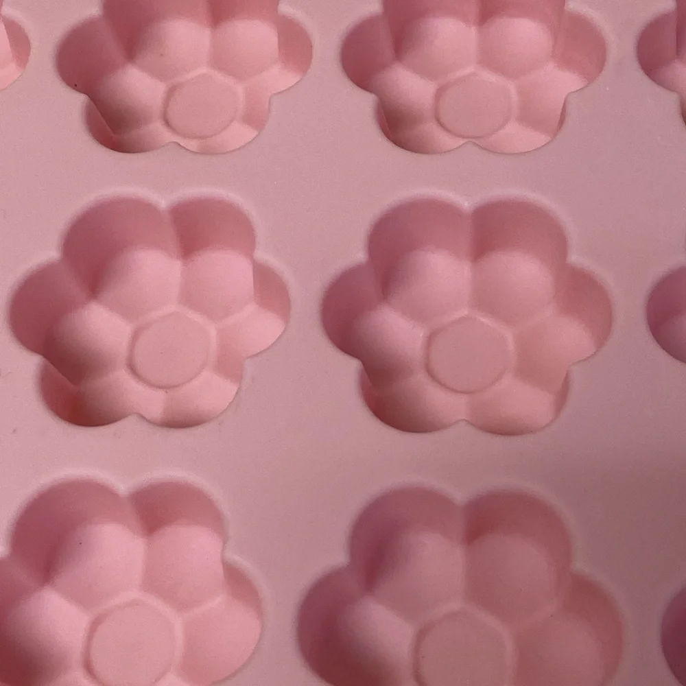 Wilton 24-Cavity Daisy Silicone NWOT Treat Cake Mold, Pink B17 - Picture 4 of 5